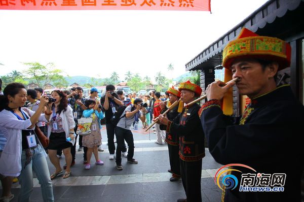 全国网媒记者走进保亭：游热带雨林 赏黎苗文化
