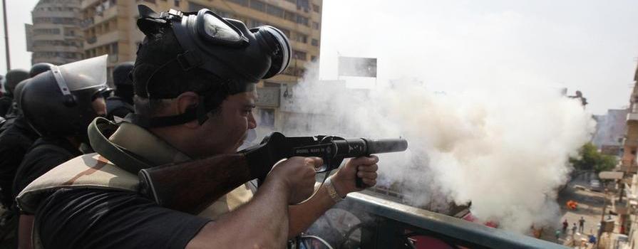 防暴警察向穆尔西的支持者们发射催泪瓦斯