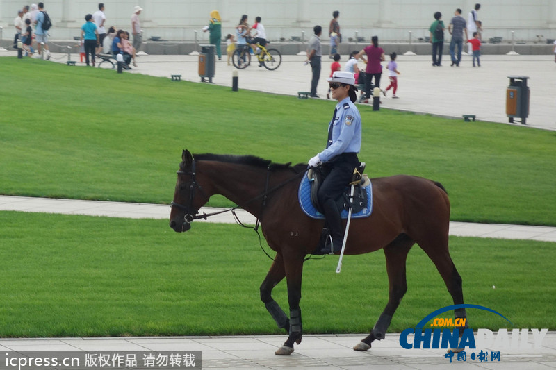 2013夏季达沃斯论坛：女骑警广场巡逻 飒爽英姿（组图）