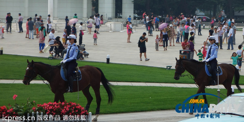 2013夏季达沃斯论坛：女骑警广场巡逻 飒爽英姿（组图）