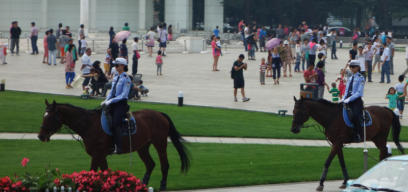 2013夏季达沃斯论坛：女骑警广场巡逻 飒爽英姿