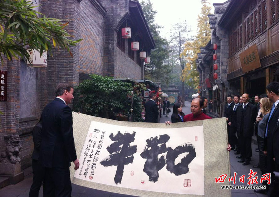 卡梅伦访问成都(组图)