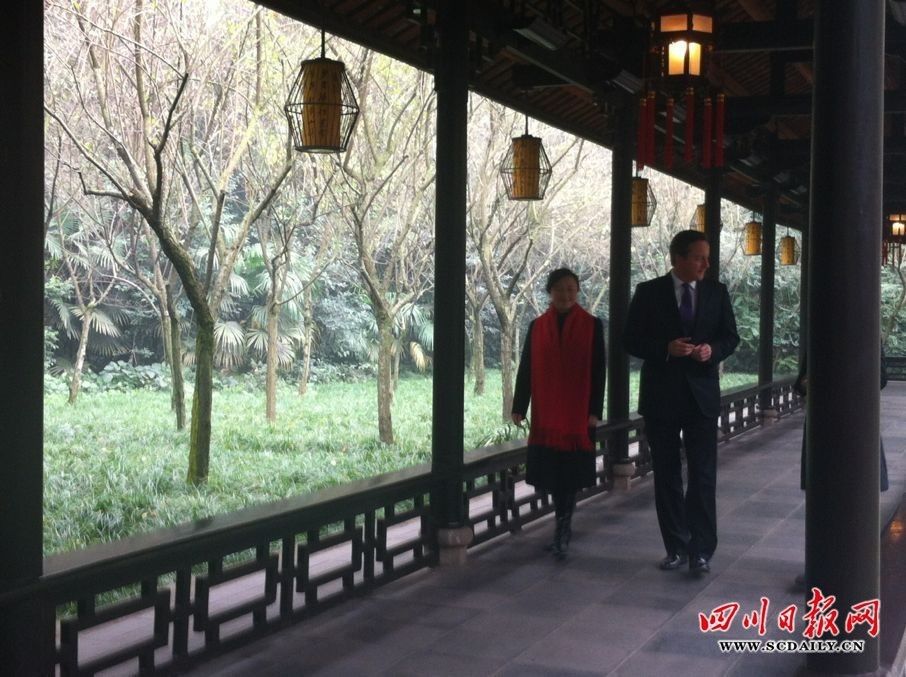 卡梅伦访问成都(组图)