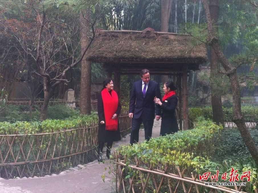 卡梅伦访问成都(组图)