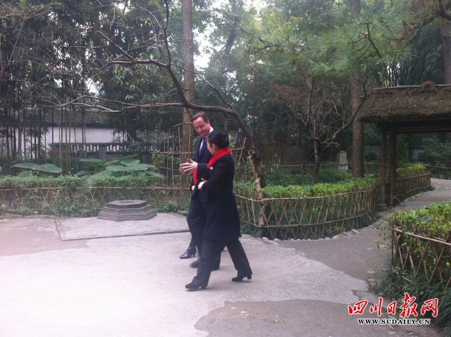 卡梅伦访问成都(组图)