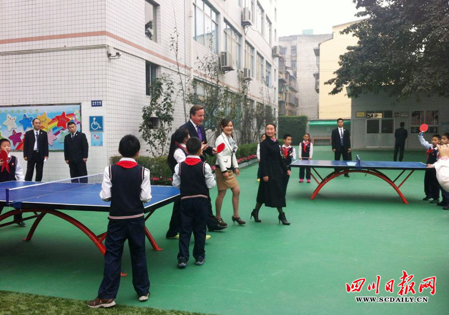 卡梅伦访问成都(组图)