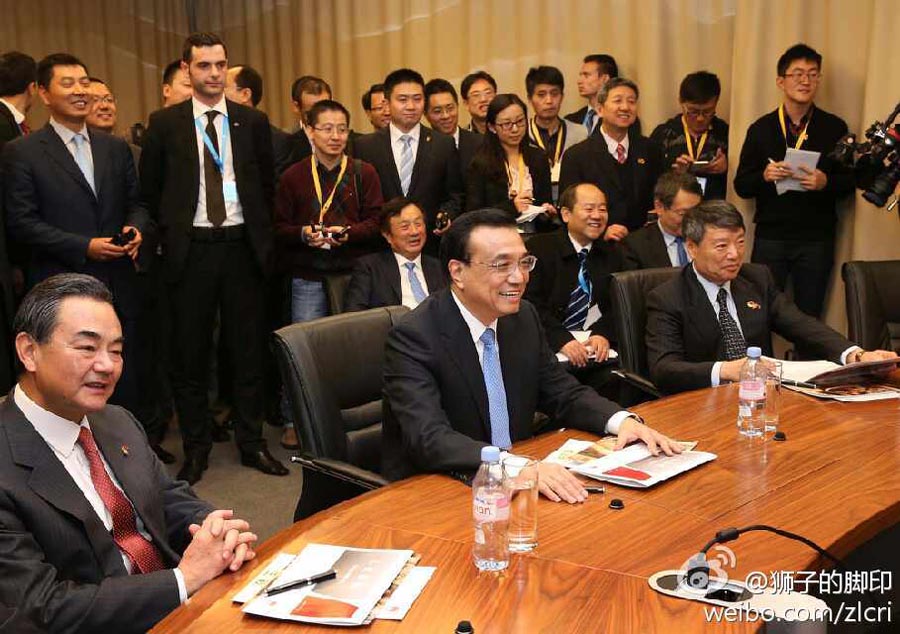 李克强与华为员工交谈:很高兴跟你一起出差(高清组图)