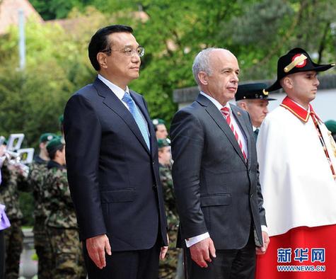 李克强与瑞士联邦主席毛雷尔共同会见记者