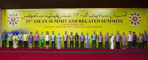 李克强出席文莱苏丹为东亚峰会领导人举行的晚宴