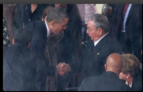 奥巴马与古巴领导人握手示好 罕见举动出人意料