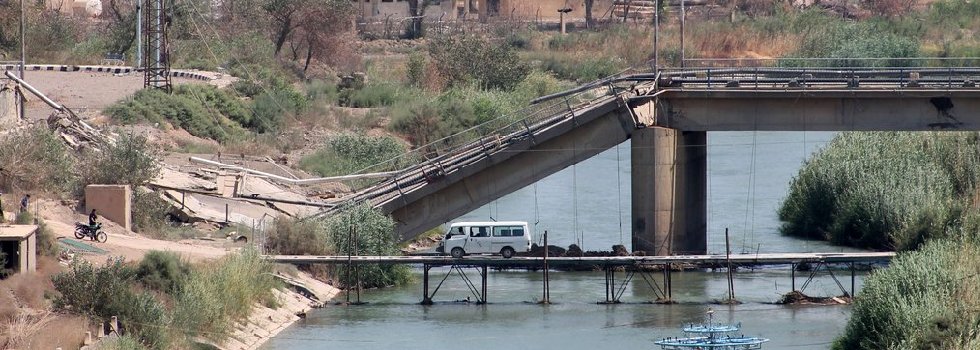 叙利亚东部城镇发生激烈交火 钢筋水泥大桥被炸断
