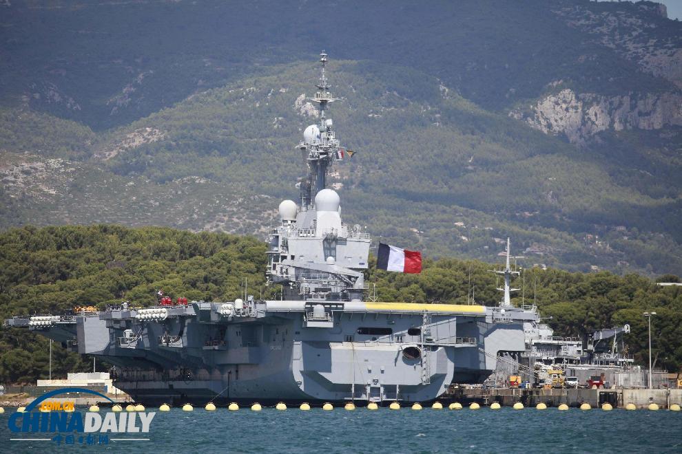 法国戴高乐号航母现身地中海港口
