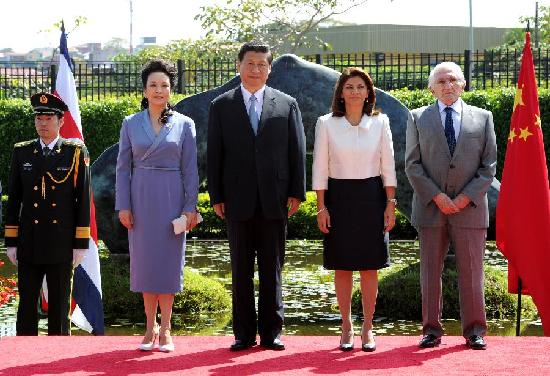 彭丽媛在出访期间穿过哪五套衣服?