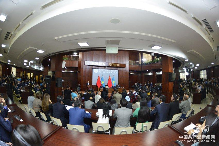习近平主席在纳扎尔巴耶夫大学发表演讲(组图)