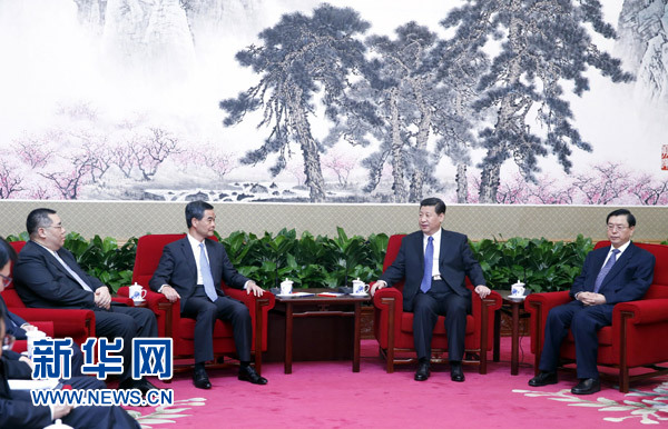 习近平会见梁振英、崔世安