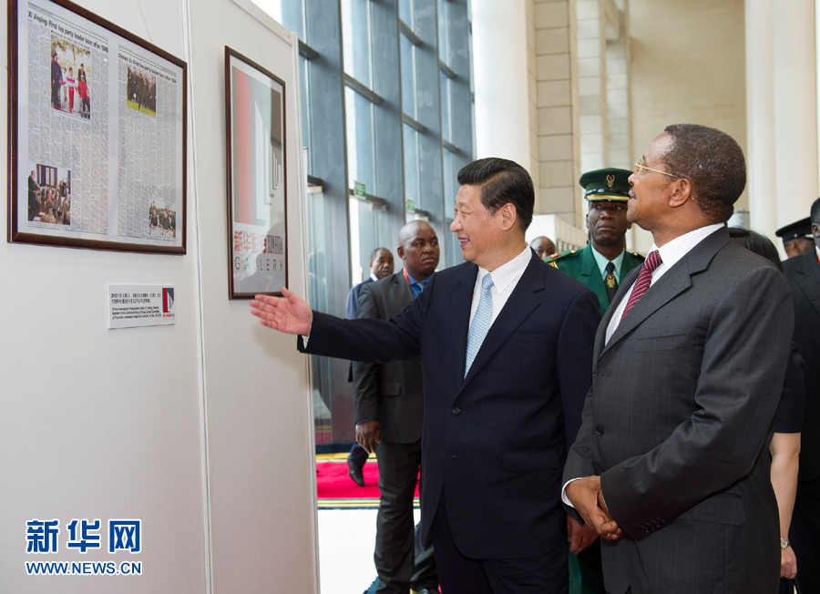 习近平与坦桑尼亚总统基奎特共同参观中坦关系和中非合作成就图片展