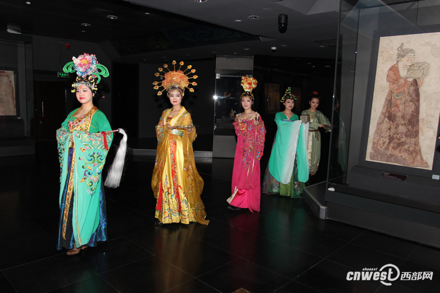 高清组图:博物馆奇妙之夜 和壁画中人一起穿越