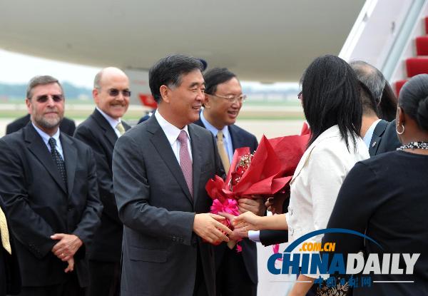 参加中美第五轮战略与经济对话中国代表团抵美