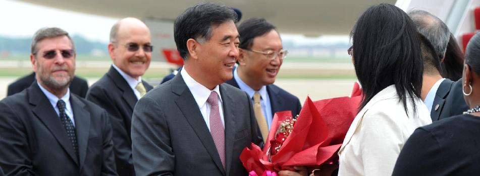 参加中美第五轮战略与经济对话中国代表团抵美