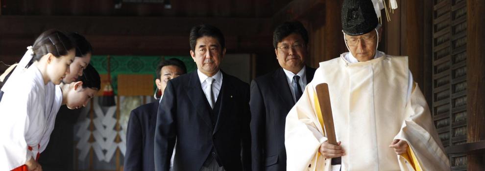 安倍晋三在神职人员引领下参拜靖国神社