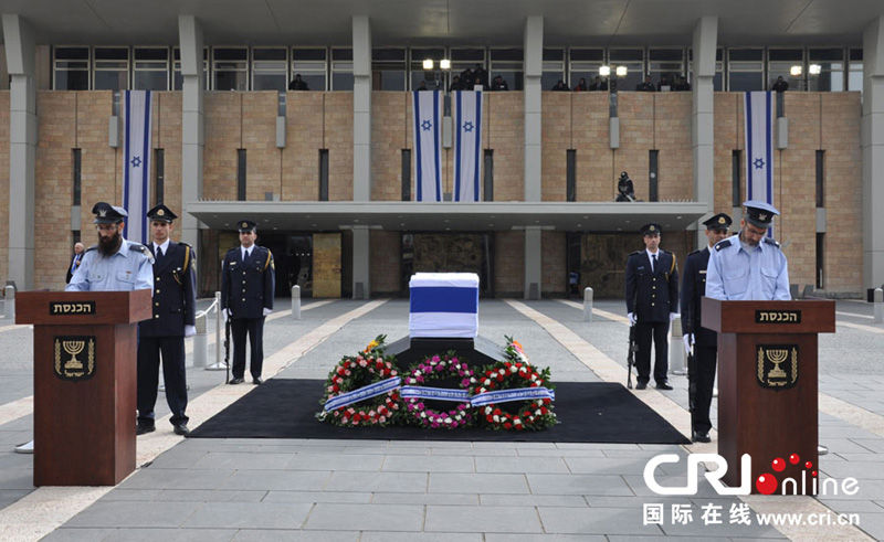 以色列民众吊唁前总理沙龙(组图)