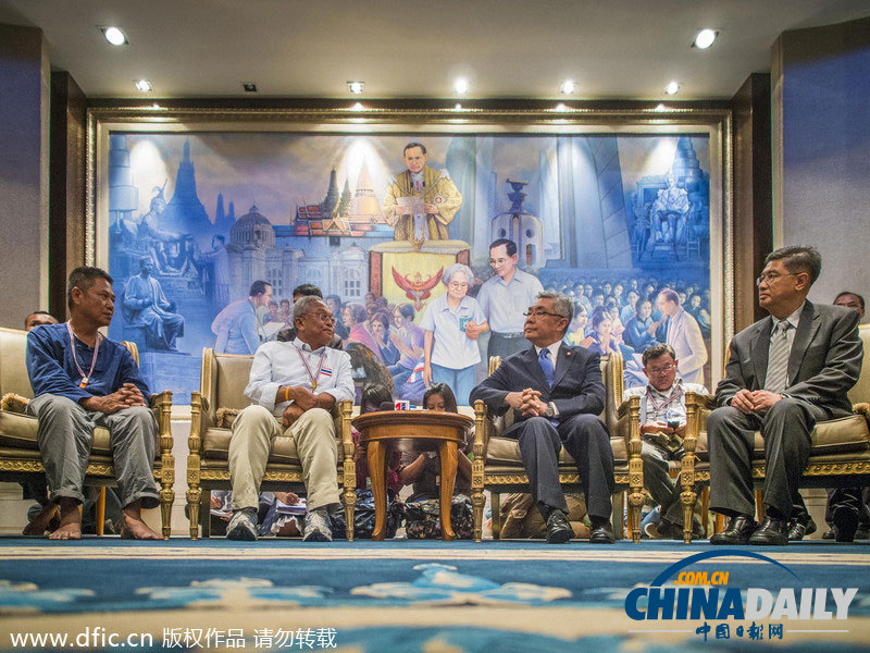 素贴与泰司法部代表会晤 支持者堵住入口