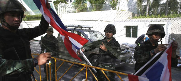 泰国士兵拆除示威聚集地设施 守卫陆军俱乐部