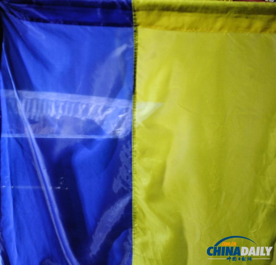 乌克兰民众雨中悼念死难者 季莫申科现身独立广场