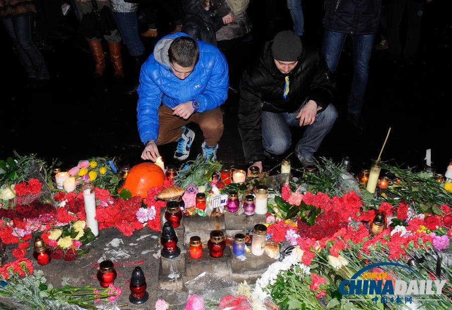 乌克兰民众雨中悼念死难者 季莫申科现身独立广场