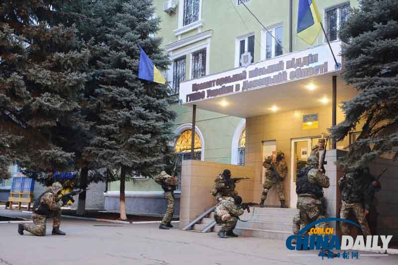 亲俄罗斯武装人员开火冲击乌克兰警察局
