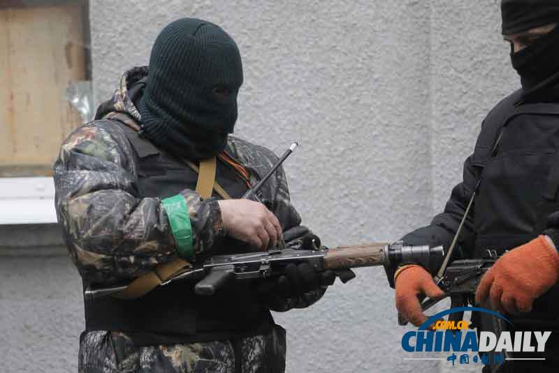 亲俄罗斯武装人员开火冲击乌克兰警察局