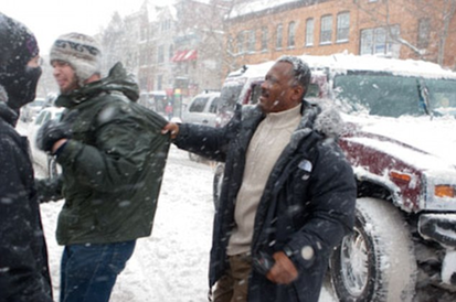 美国警探掏枪对付打雪仗民众 已被调换工作