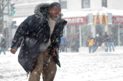 美国警探掏枪对付打雪仗民众 已被调换工作
