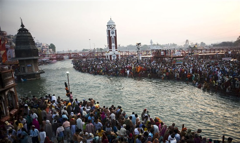 恒河沐浴庆祝印度“大壶节” 2人溺水身亡