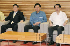 日本内阁改换清凉夏装 恐触发冲绳民众反感