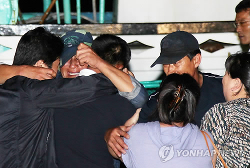 图：韩国被释渔船及全部船员安全抵韩 船员身体健康