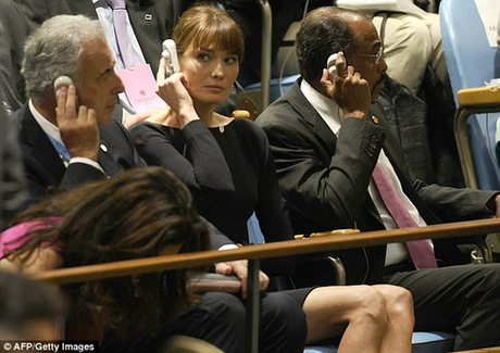 布吕尼戴翻译耳机听萨科齐演讲