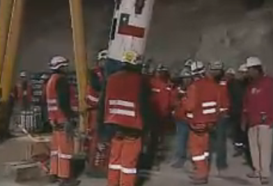 智利矿难第二位救援人员开始下井