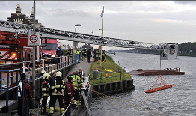 德国货船在荷兰撞翻渡轮致1人失踪 当局正搜救