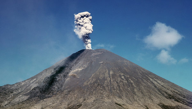 俄罗斯勘察加火山爆发 浓烟喷到数千米高空