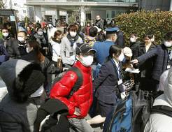 图：大批外国人涌入东京入管局申请再入境许可