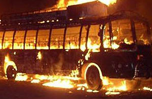 巴基斯坦武装分子点燃一辆巴士 造成17人死亡
