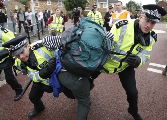 环保人士驻扎希思罗机场 反对扩建与警方冲突
