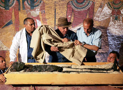 图坦卡蒙木乃伊移驾玻璃棺 三千年真容首次公