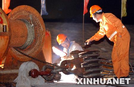 南海1号古沉船完全登陆整体打捞成功(组图)