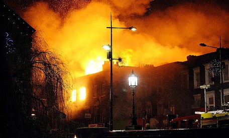 伦敦北部开姆顿商场发生大火[图]