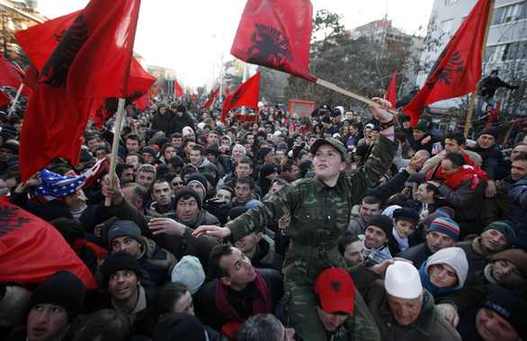 在成为科索沃解放军重要政治派别的领袖后