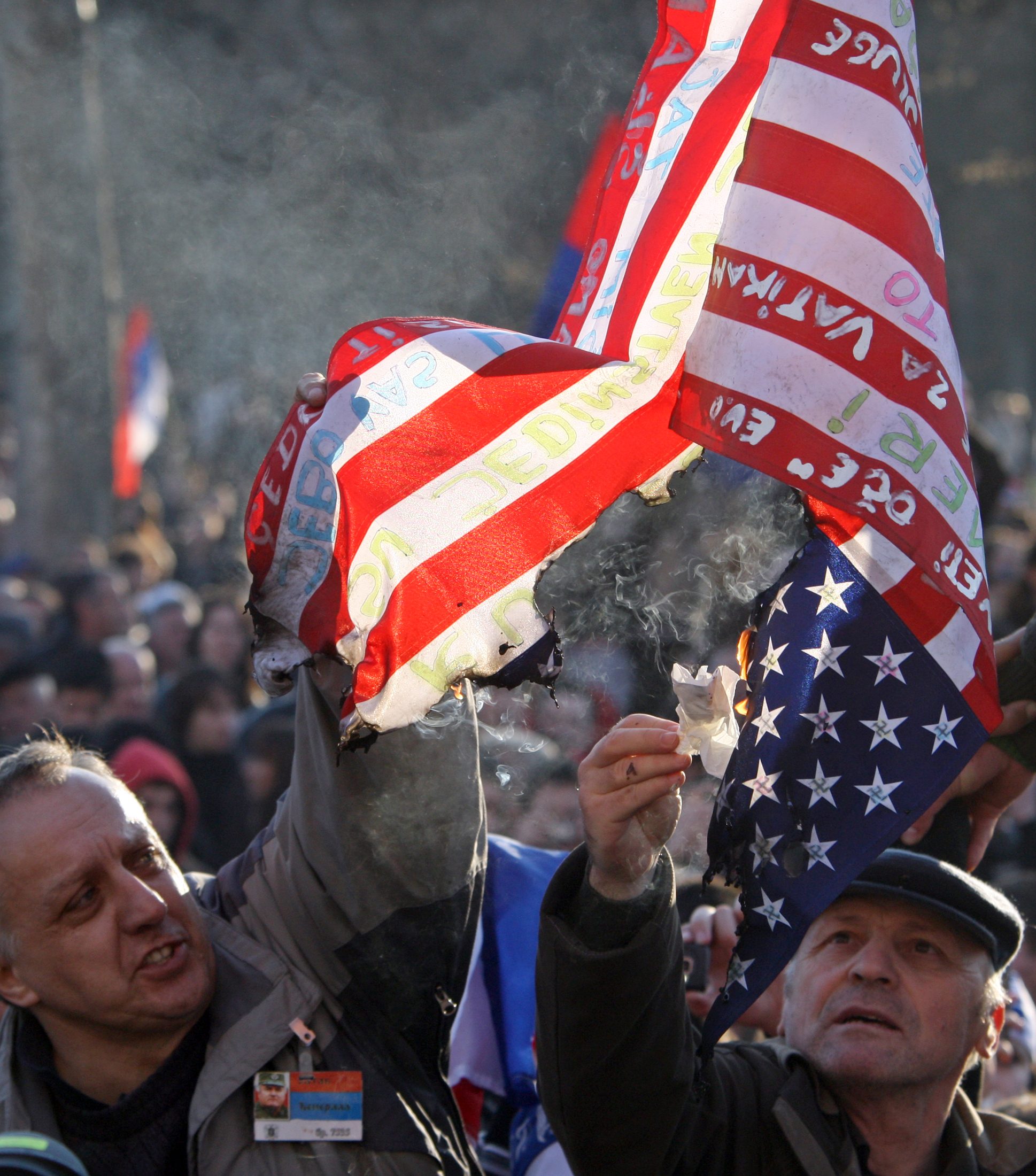 塞尔维亚抗议者火烧美使馆 白宫愤怒、安理会