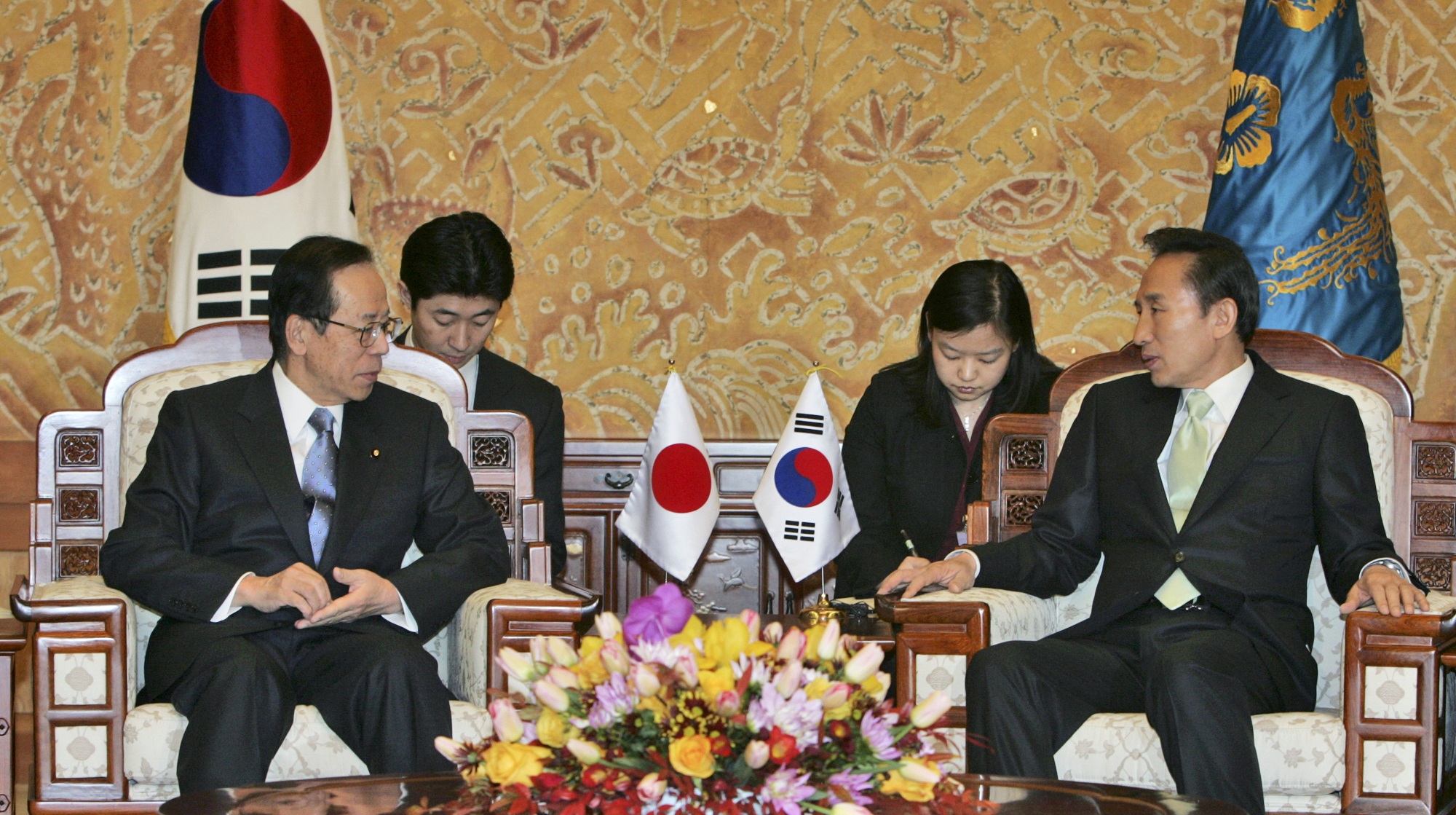 李明博正式就任韩国总统 大力发展经济积极展