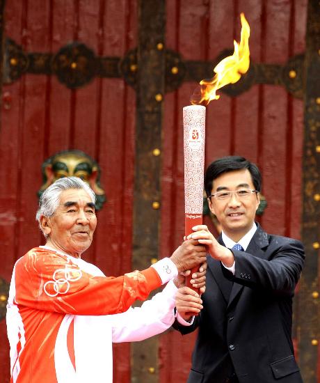 拉萨传递在布达拉宫结束 奥运史上首次圣火熔火